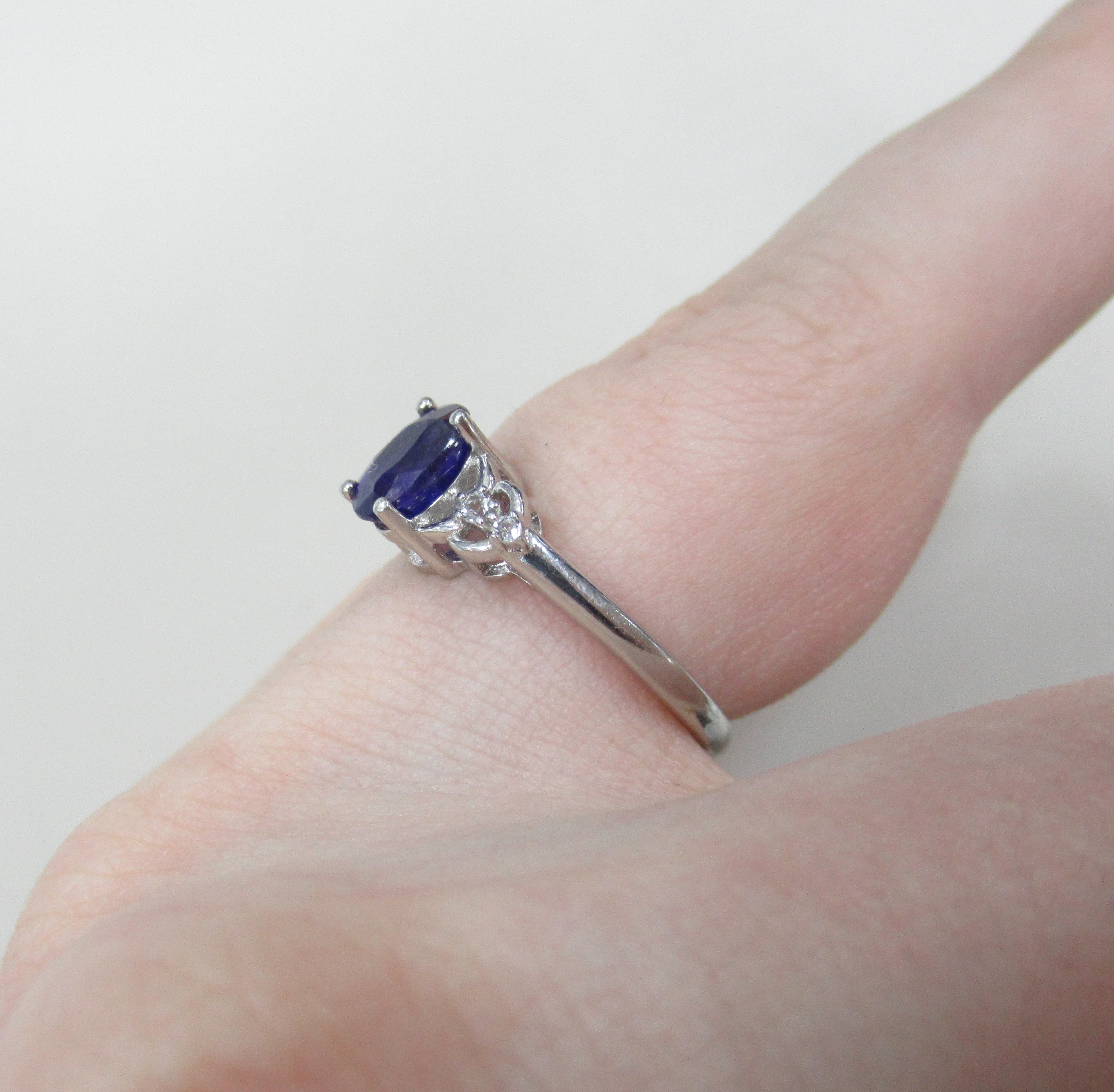 Серебряное кольцо с сапфиром